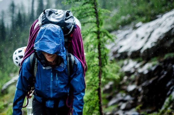 senderismo bajo la lluvia